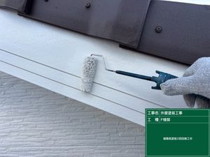 下関市にて切妻屋根の建物を守る破風板を純白に仕上げました。