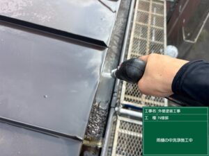 下関市にて詰まると外壁に悪影響を与える横樋の洗浄を行いました。