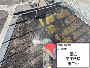 下関市にて築１８年の苔だらけのコロニアル屋根を高圧洗浄