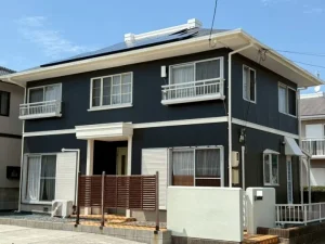 下関市チャコールの外壁に白い付帯部でメリハリをつけた外壁屋根塗装