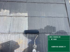 下関市にて臭いの少ない遮熱無機フッ素水性塗料で中塗りを行いました。