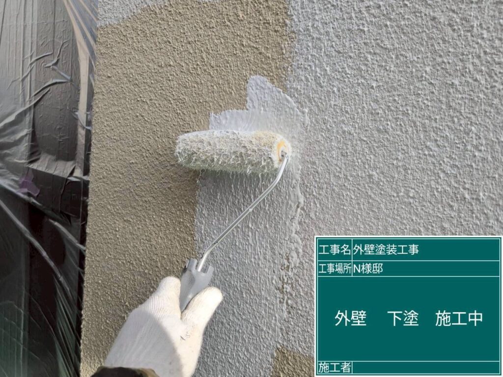 外壁下塗り中